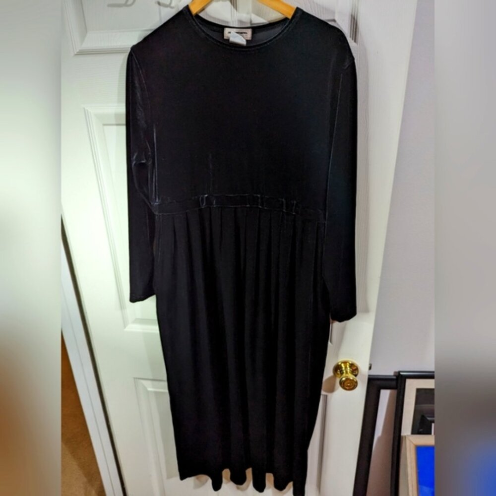 Black velvet  Maxi dress with pockets Size Medium